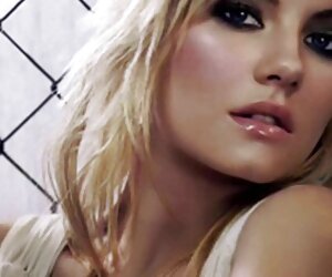 Giàu già nói phim xet hentai chuyện với hồ bơi, cô gái hôn